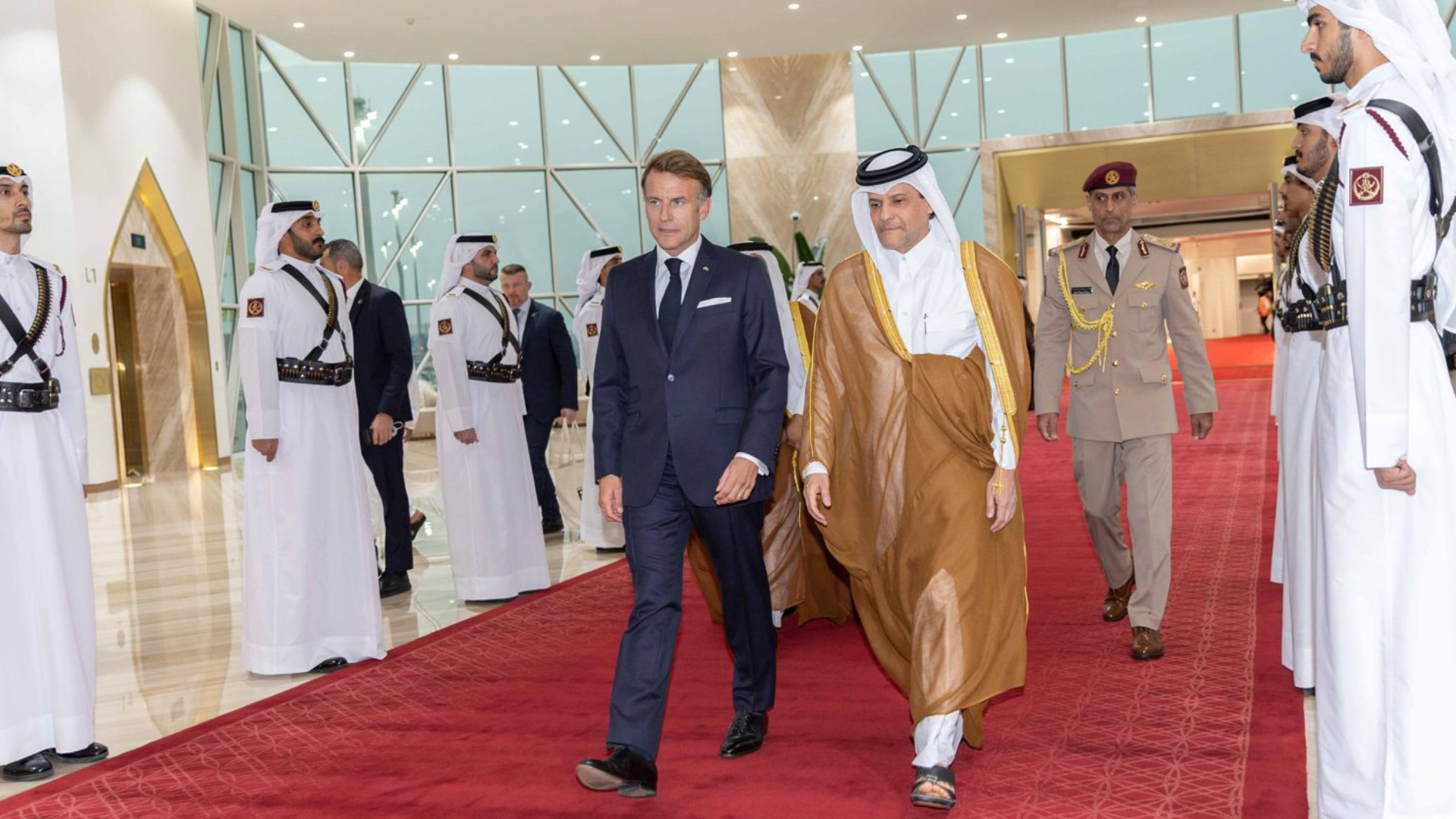 الرئيس الفرنسي يصل إلى قطر ضمن جولة خليجية