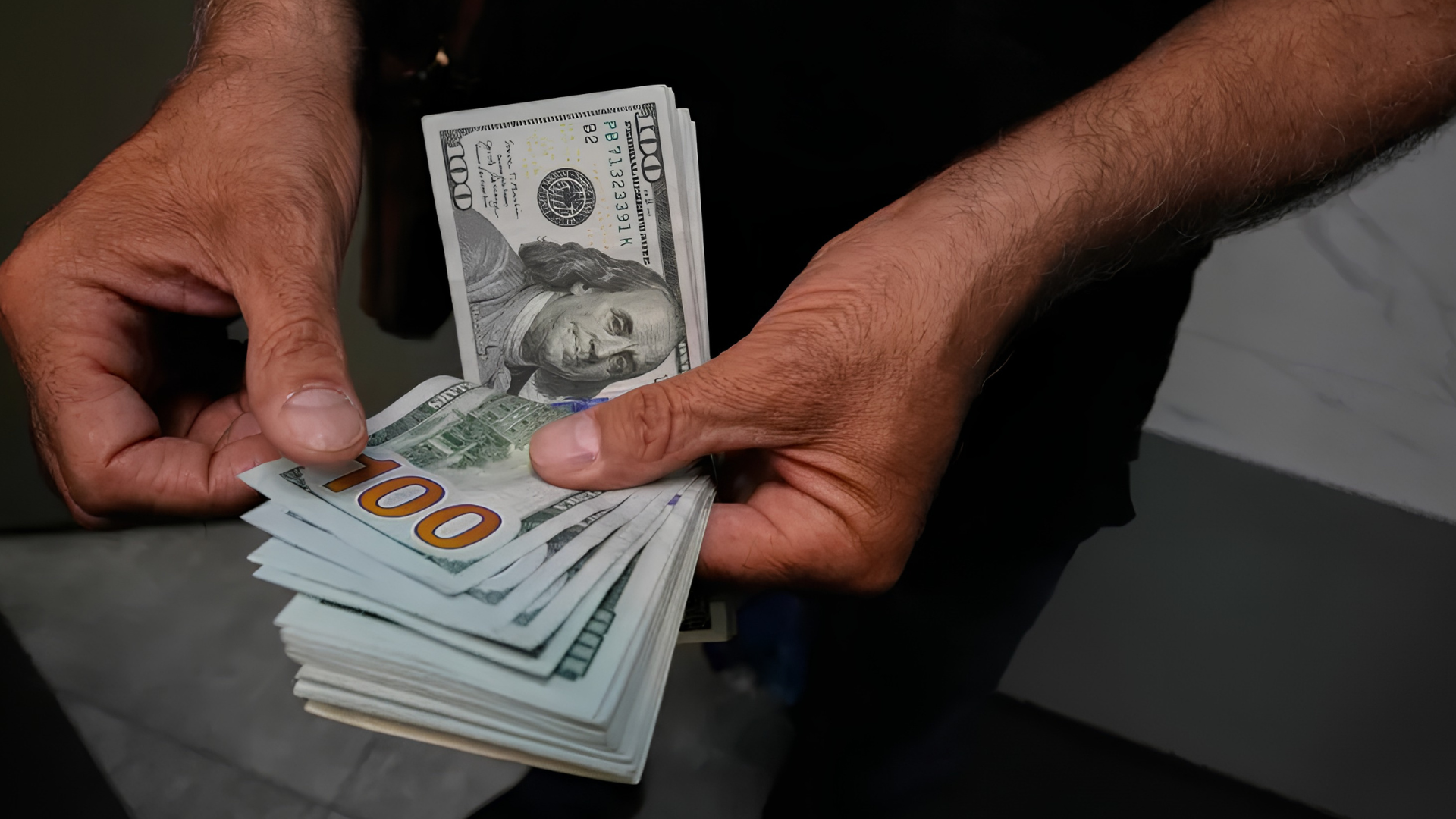 الدولار يتراجع مع انخفاض عوائد سندات الخزانة الأمريكية 