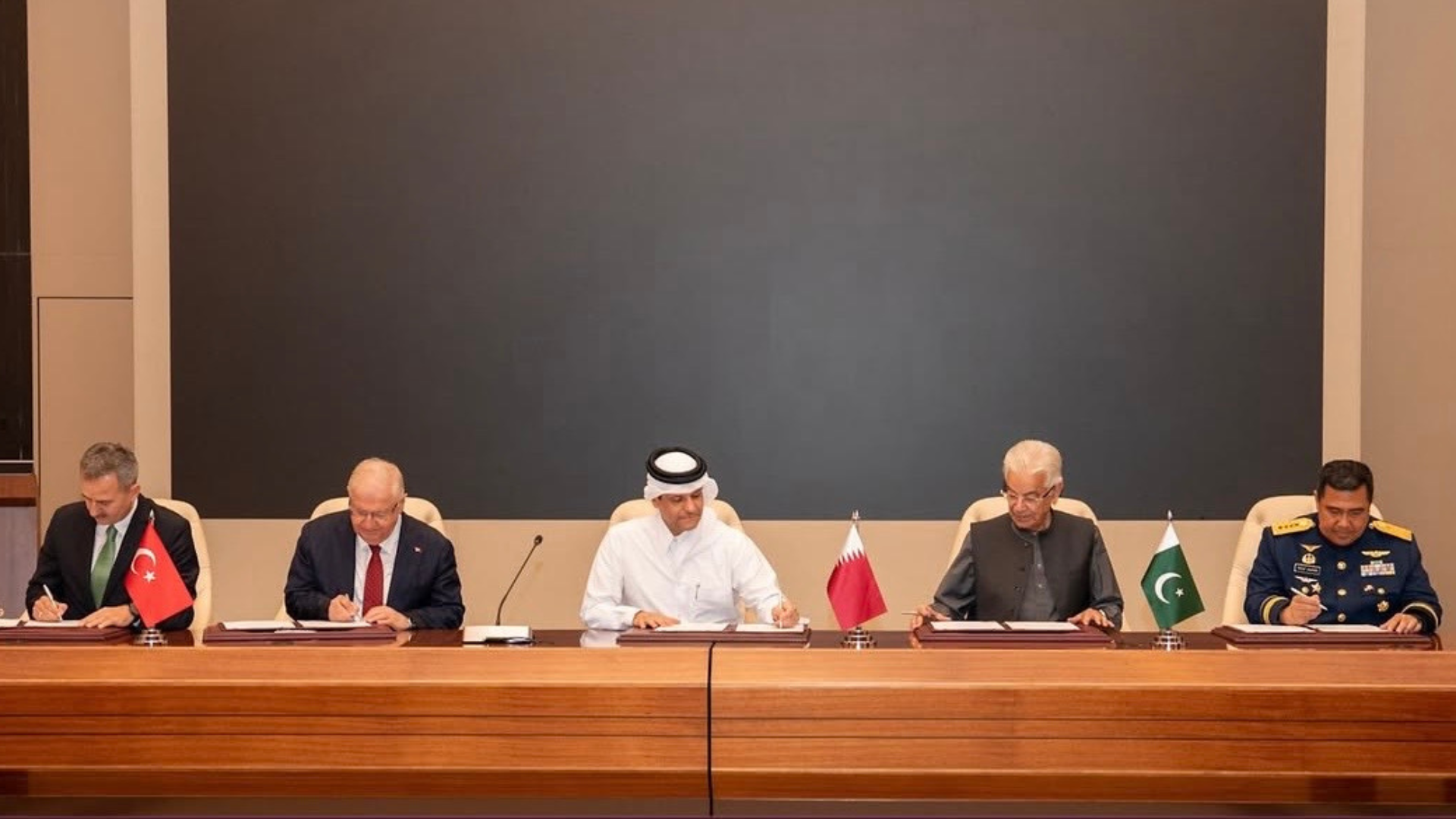 قطر وإندونيسيا وباكستان وتركيا توقع مذكرة تفاهم "بدر" لتعزيز التعاون في الصناعات الدفاعية 