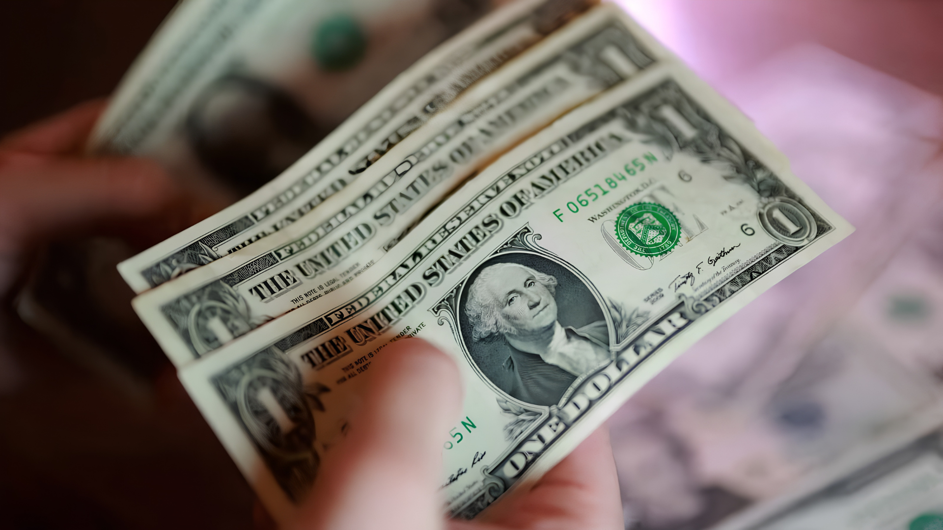 الدولار يتوقف عن التراجع والأنظار تتجه للمركزي الأمريكي