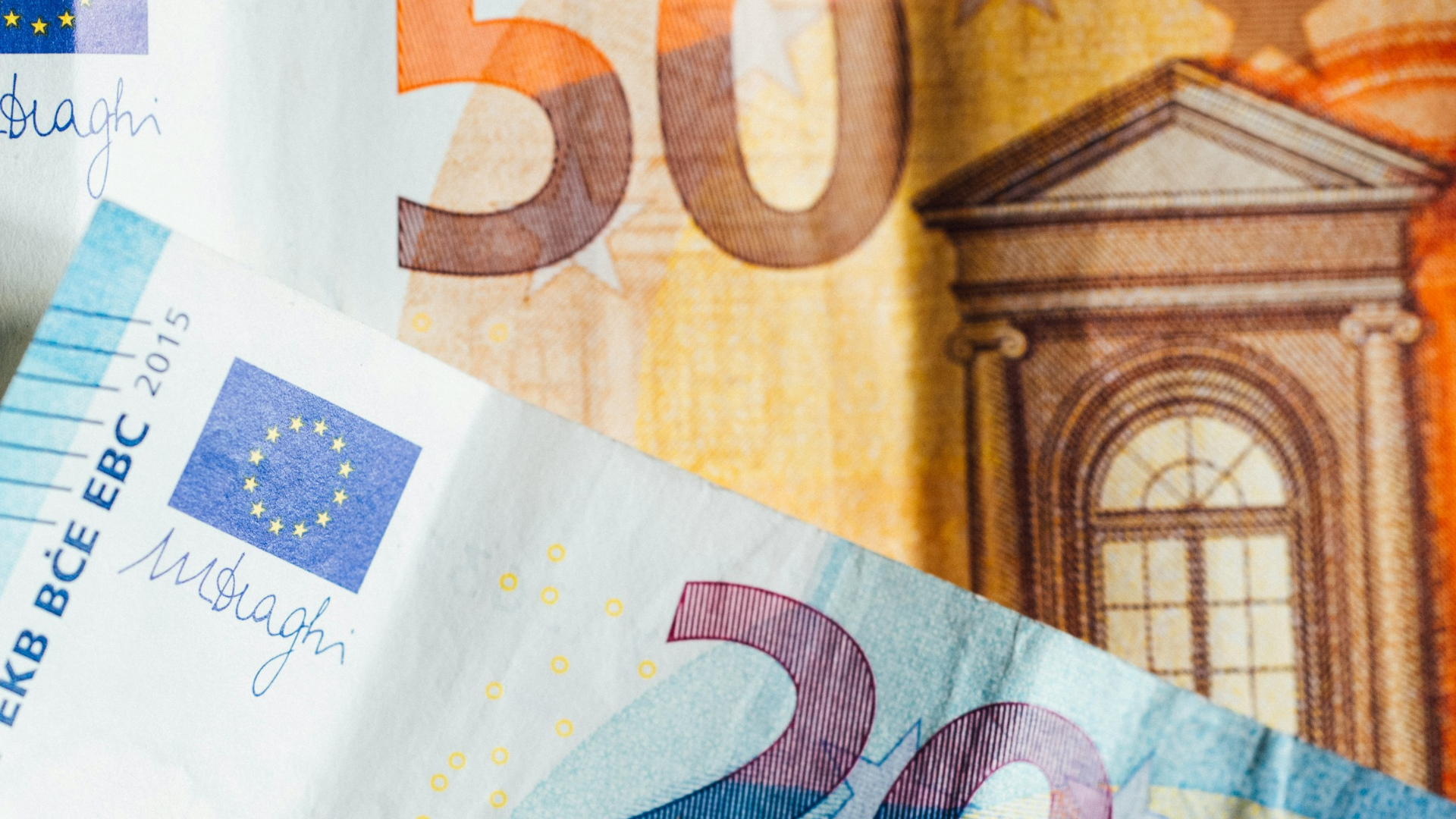 صناديق التحوط ترفع رهاناتها على هبوط اليورو لأعلى مستوى منذ مارس 2020