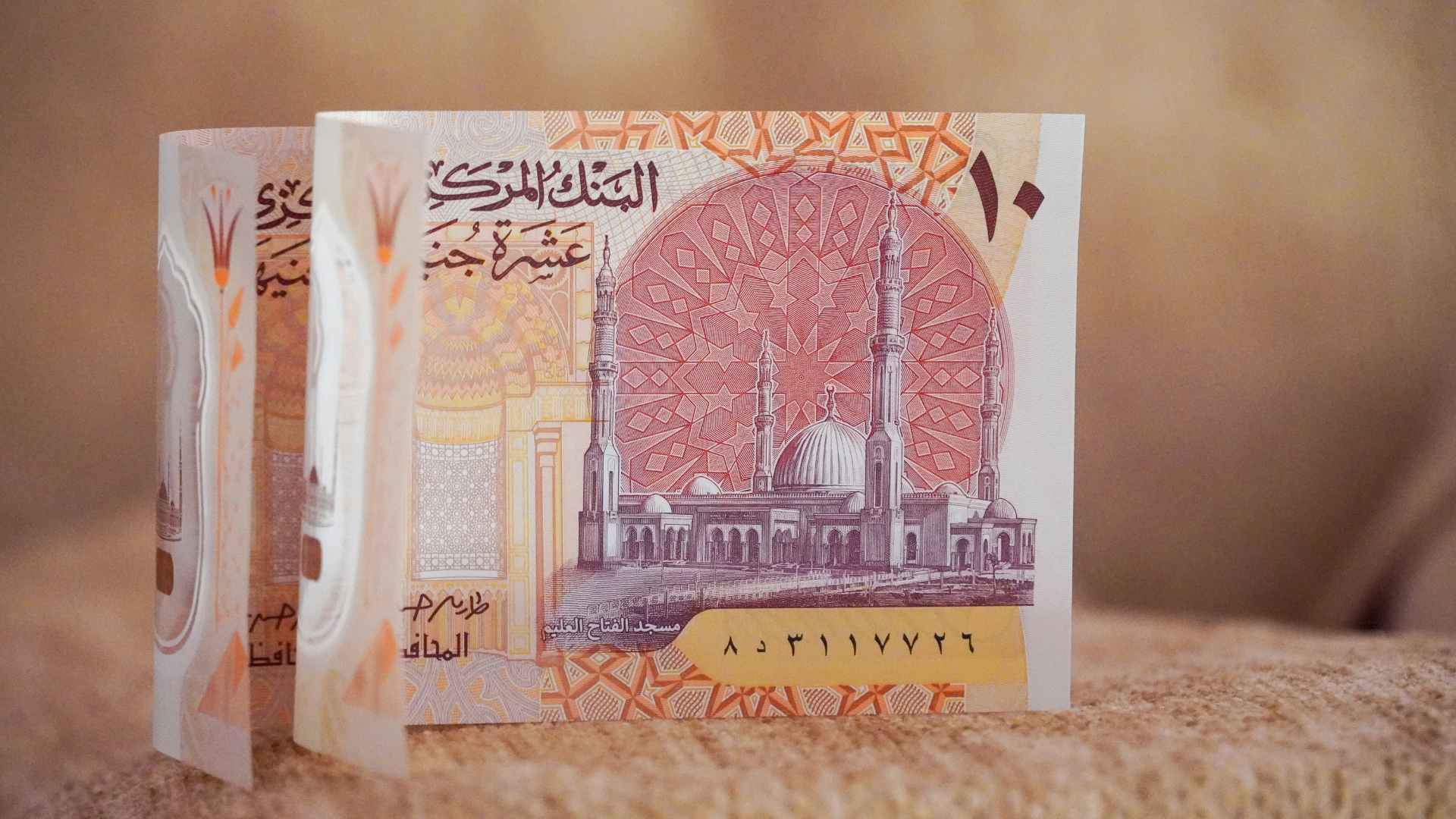 الجنيه المصري يسجل أدنى مستوى تاريخي عند 56 جنيهاً للدولار