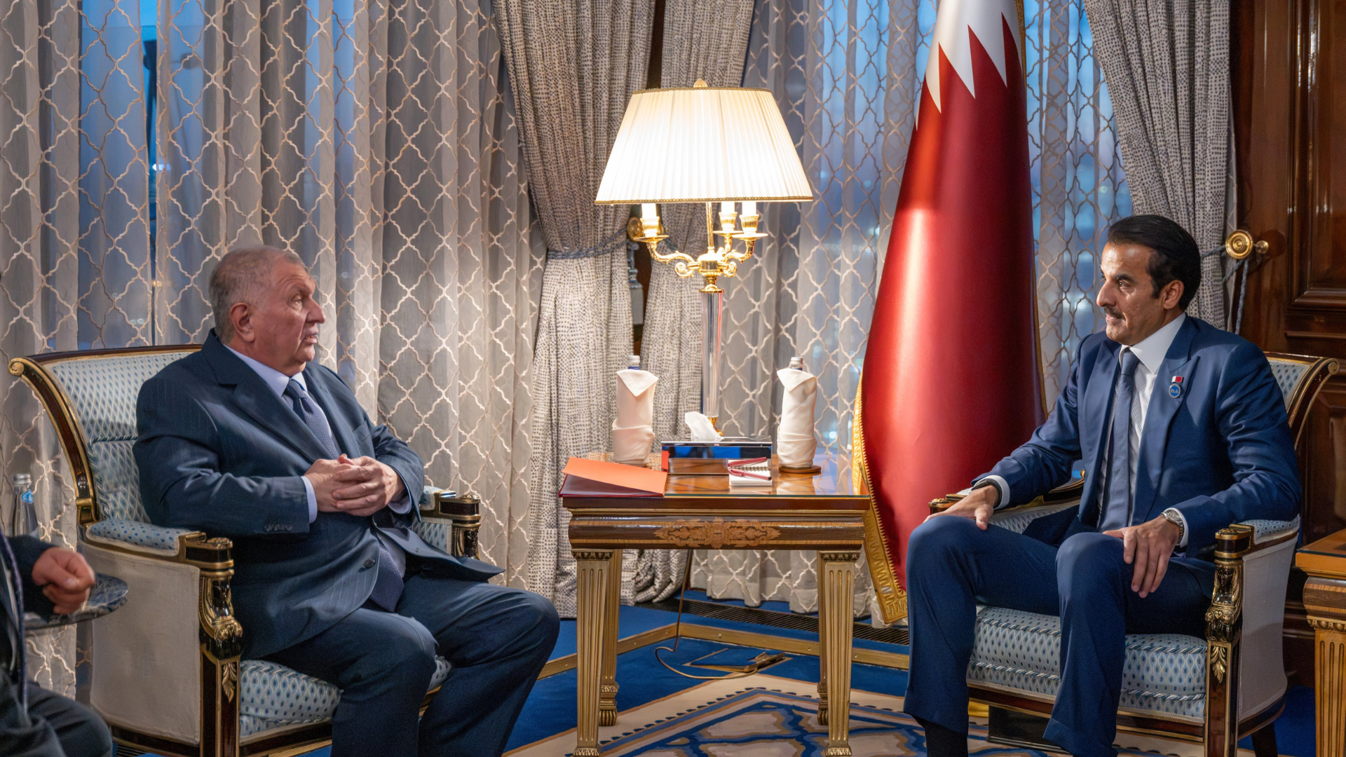 سمو الأمير يستقبل الرئيس التنفيذي لشركة روس نفط على هامش قمة منتدى الدول المصدرة للغاز