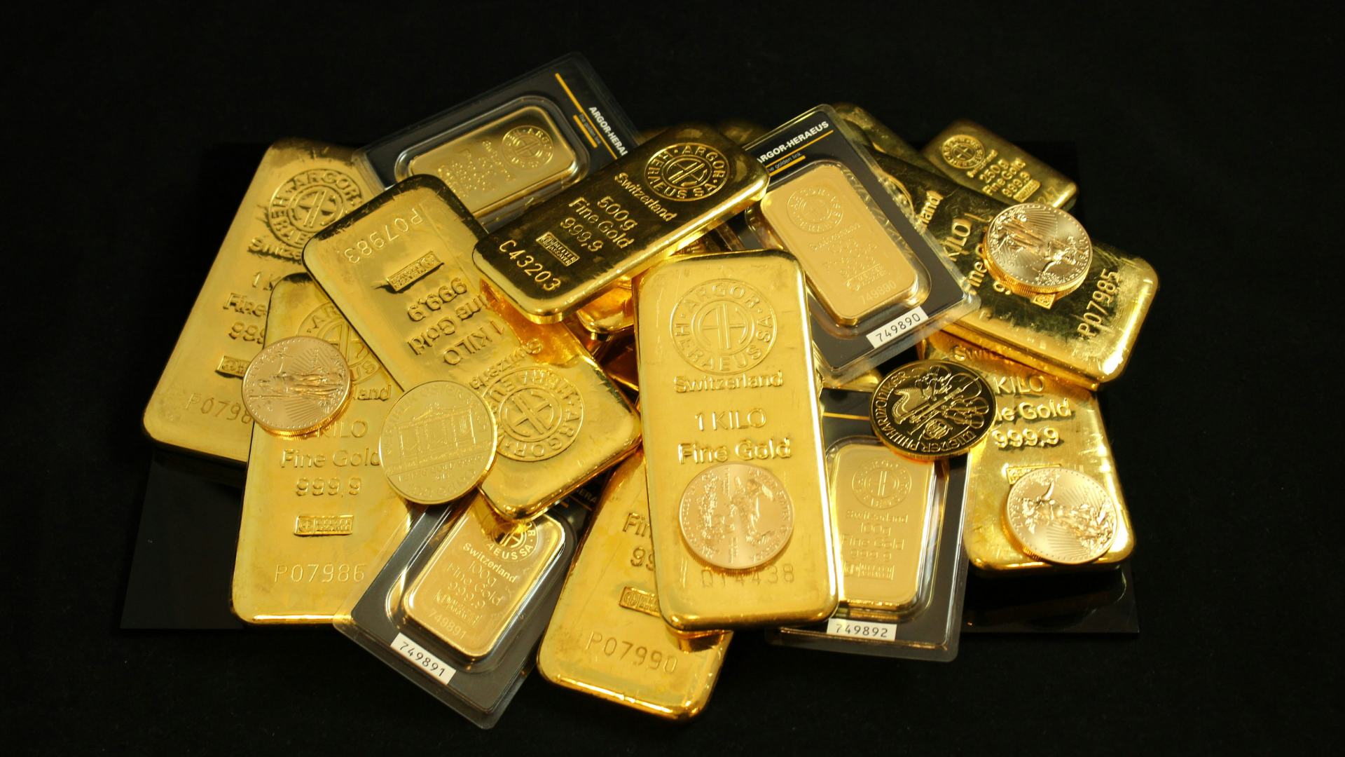 الذهب يتراجع 0.3% مع ارتفاع النفط قبل قرار المركزي الأميركي 
