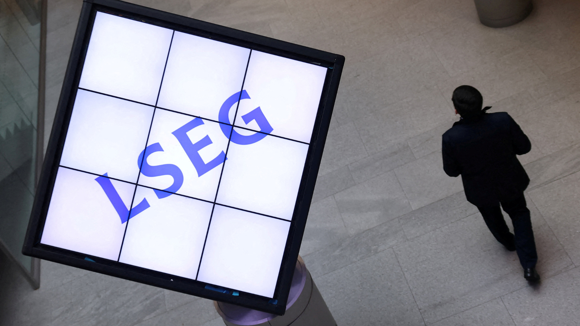 الأسهم البريطانية ترتفع مع زيادة ضريبة أرباح البنوك بأقل مما كان متوقعاً