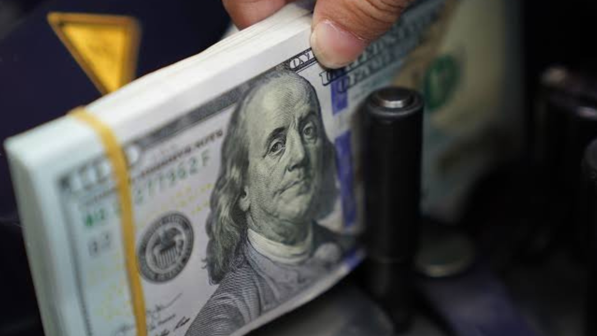 الدولار مستقر بعد إبقاء أسعار الفائدة الأمريكية دون تغيير