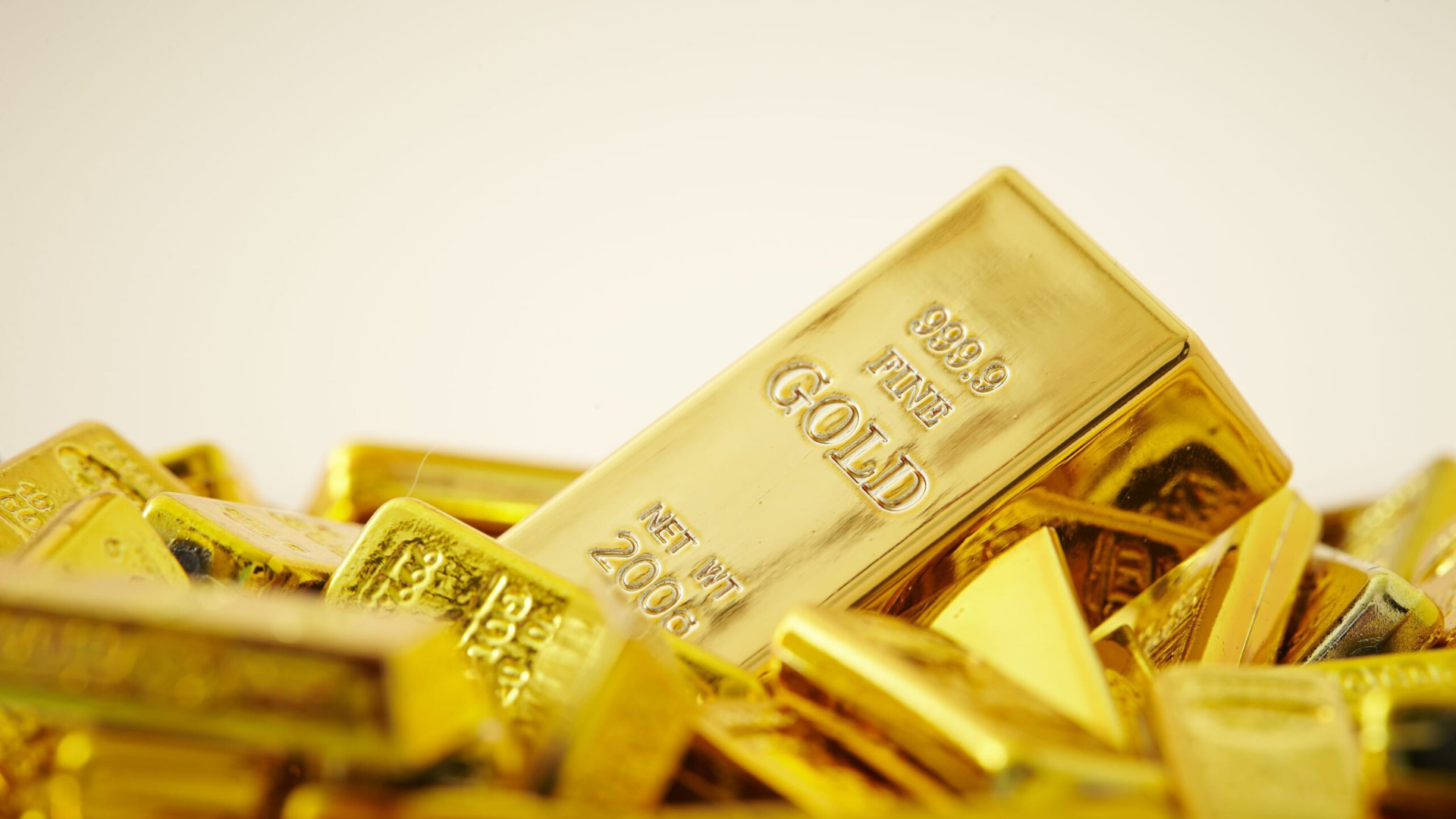 الذهب يتراجع إلى 4006 دولارات للأوقية