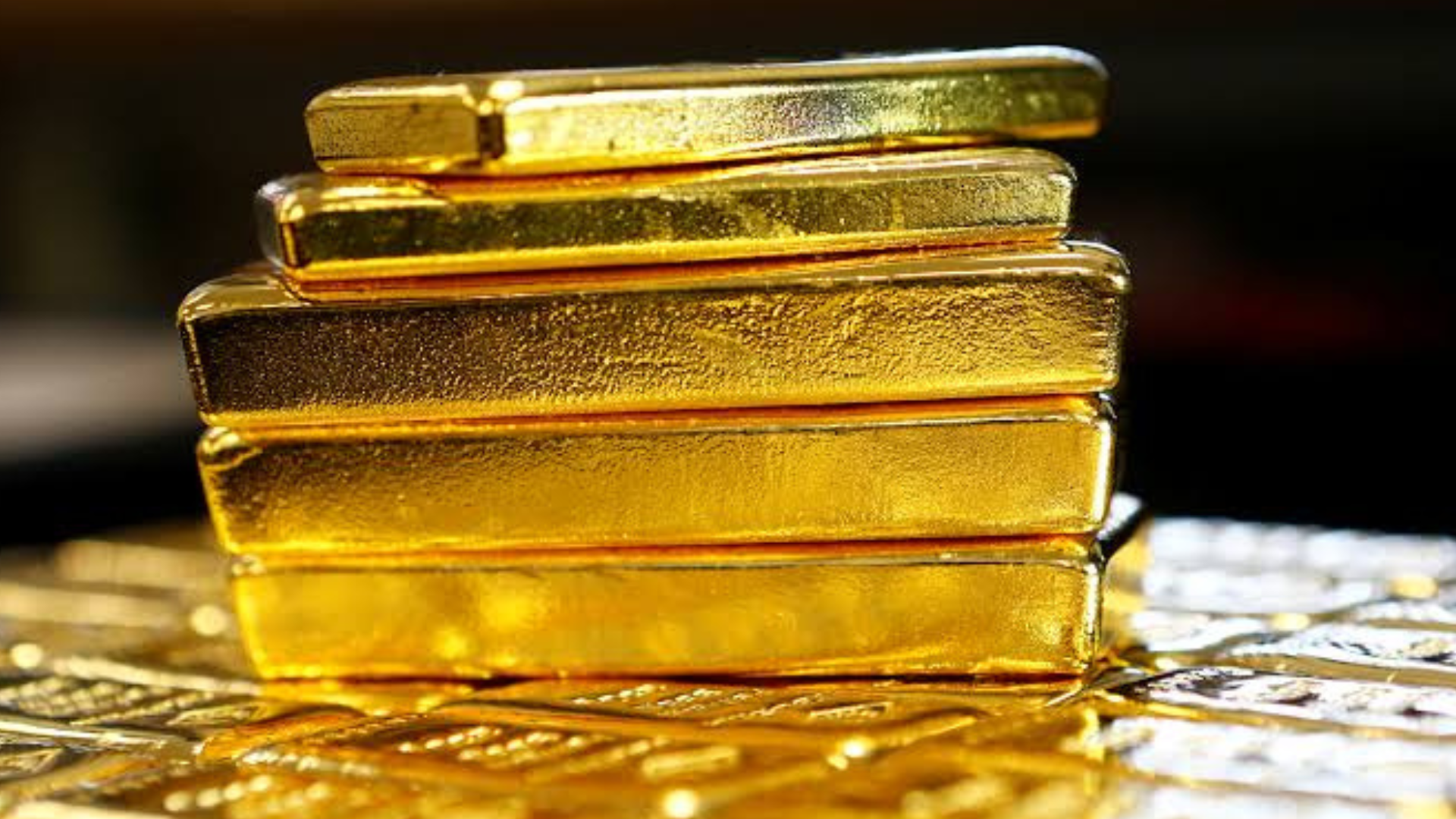 تراجع حاد يدفع الذهب إلى أدنى مستوياته في عام